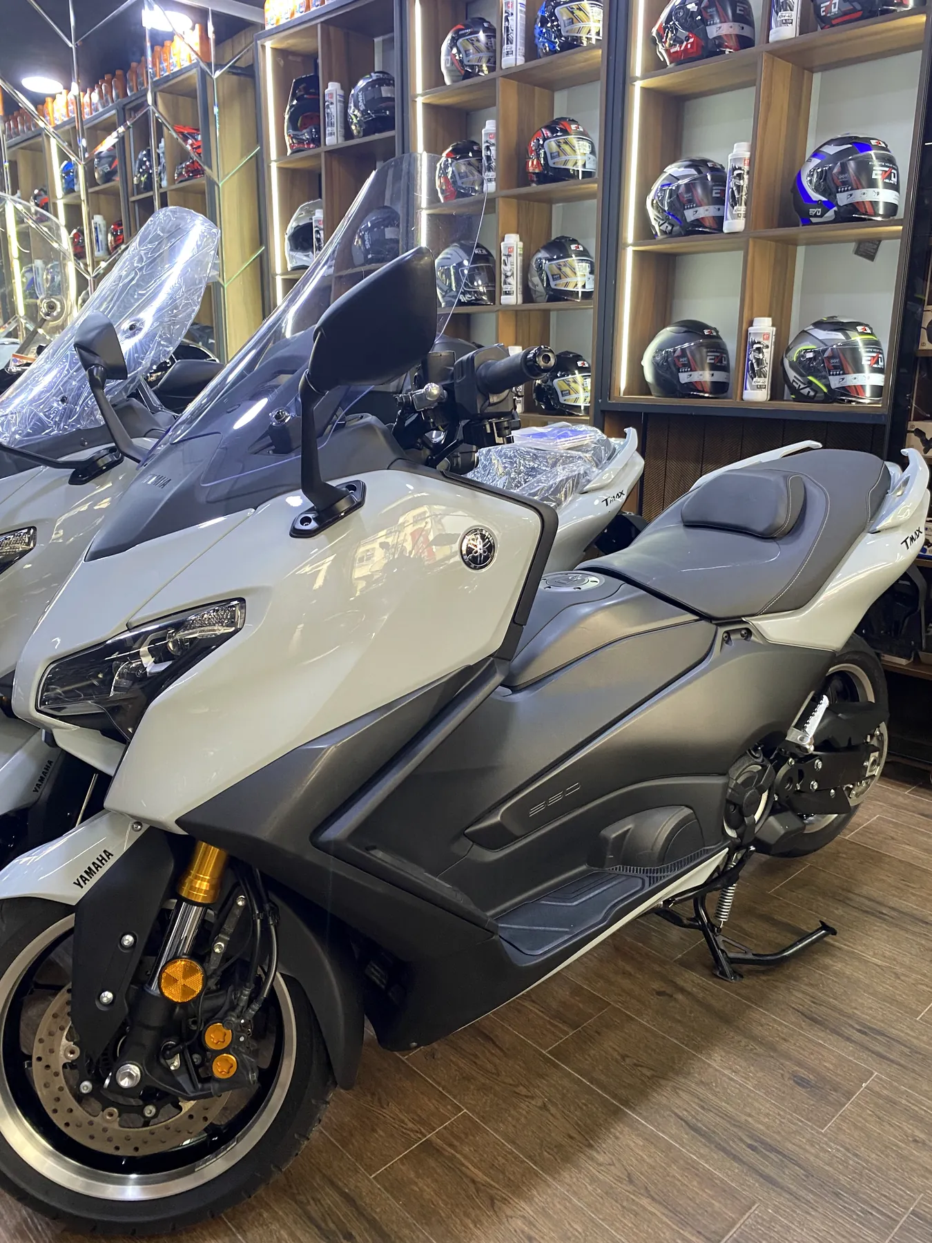 Yamaha TMAX 560 au showroom Moto GP Milano