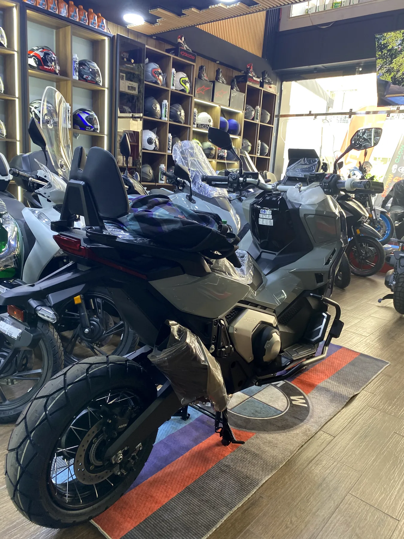 Honda X-ADV au showroom Moto GP Milano
